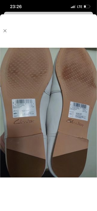 Білі жіночі лофери бренду Clarks