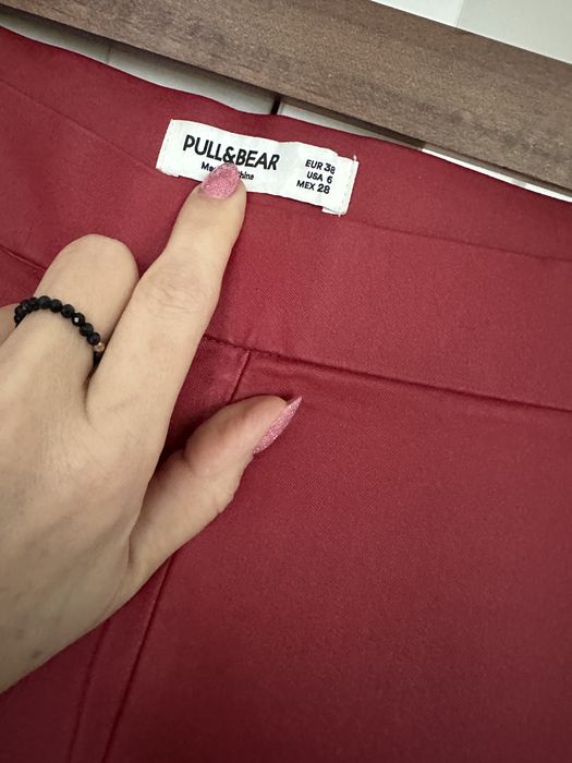 Czerwone spodnie a’la skóra Pull & Bear