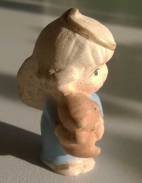 Figurki Aniołków Figurka Aniołek z misiem na rękach niebieski 5cm