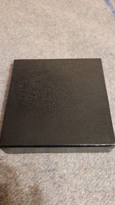 Dwie repliki odcisków pieczęci w wosku.