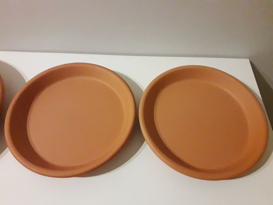 Pratos de barro novos