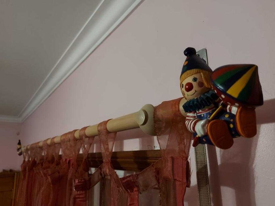 Varão para cortinado e acessórios para quarto de criança