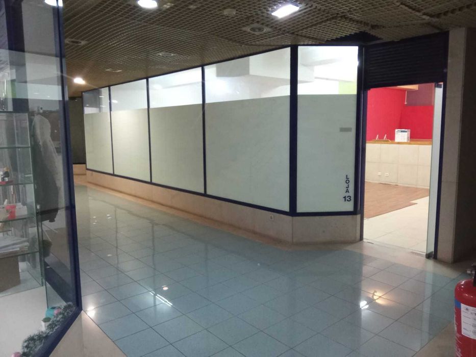 Loja 80m2 situada em Espinho junto à estação de Comboios