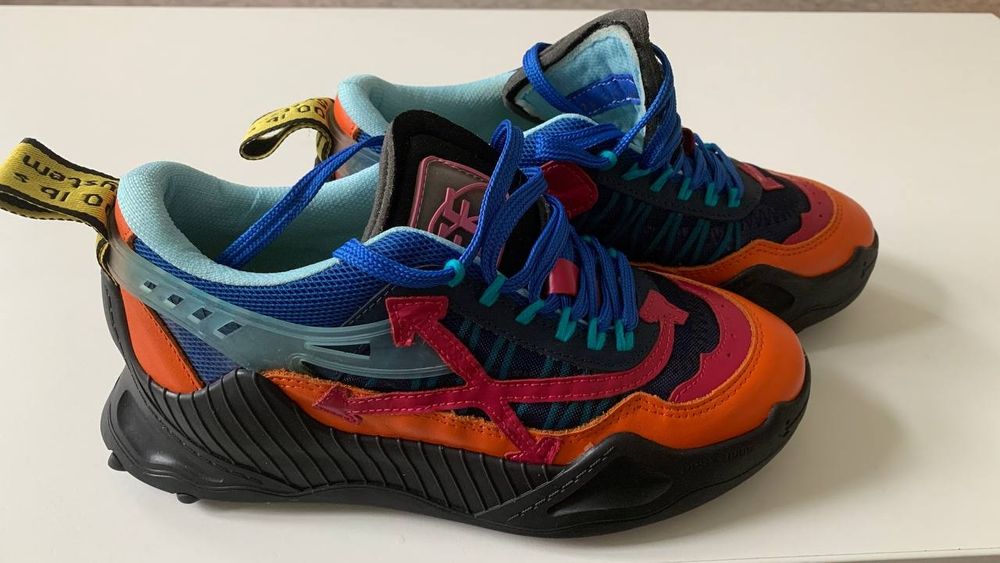 Продам кроссовки Off-White.