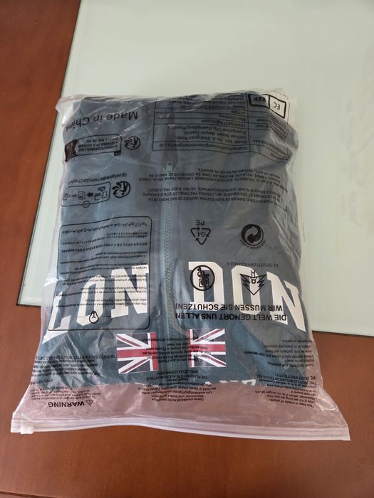 Casaco com fecho com a inscrição London