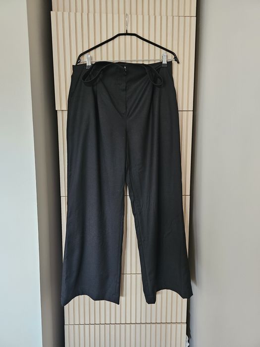 Szerokie czarne materiałowe spodnie z wycięciem Laurella