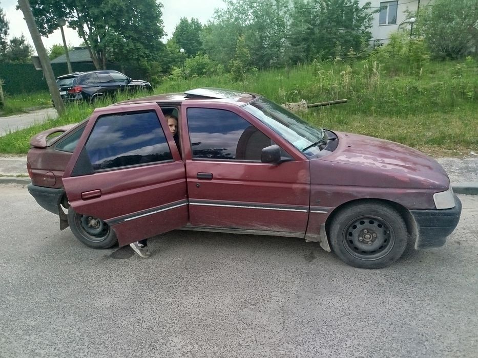 Продам форда ескорда 93 року 16 бензин 16 клапанний
