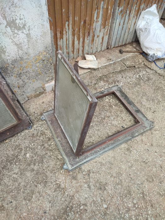 Duas janelas ou clarabóias de telhado