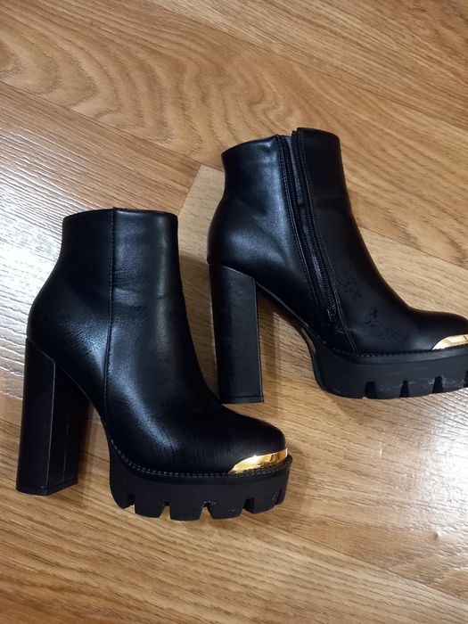 Продам жіночі ботильйони (сапожки) на тракторній підошві