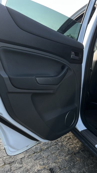 Продам білий кроссовер Ford Kuga