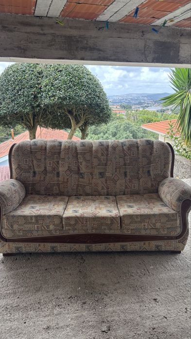 Conjunto de sofá + poltrona vintage em tecido e madeira