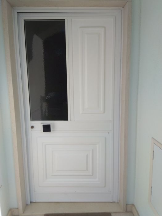 Vendo porta em alumínio lacado a branco
