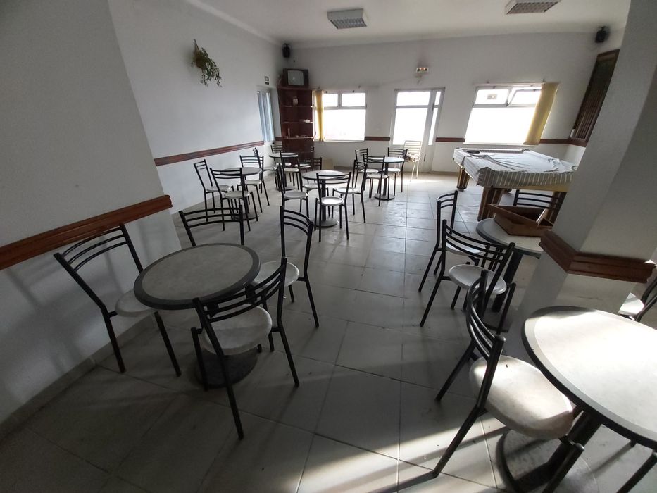 Vitrine,  mesas e cadeiras