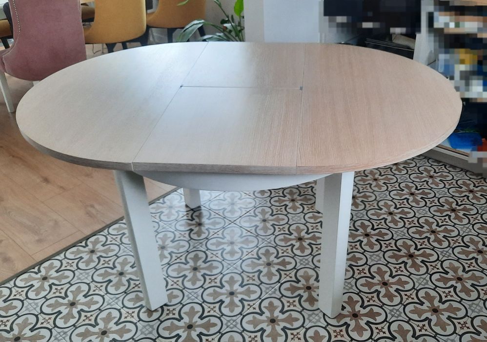 Stary okragły stół-odnowiony