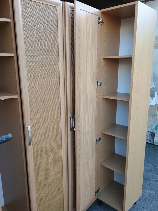 Szafa narożna z rattanowymi frontami 160 × 210 cm – bardzo pojemna