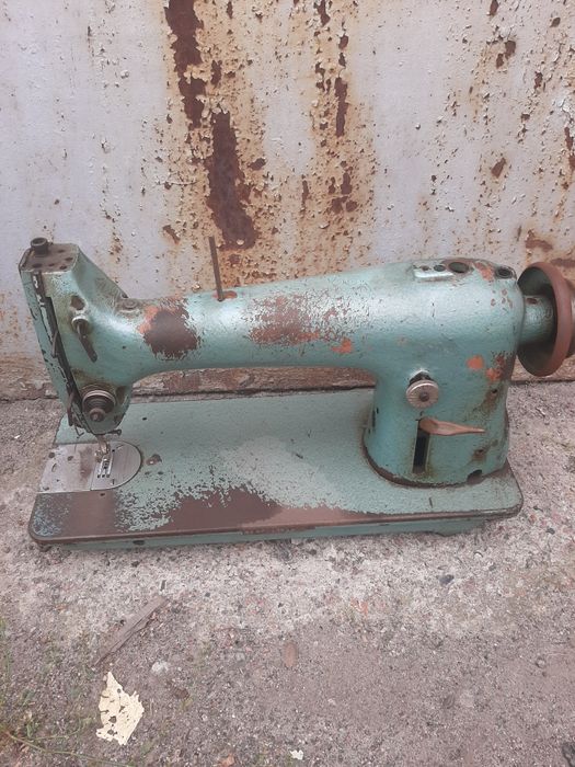 Промислова швейна машинка 22клас. з  столом та двигуном