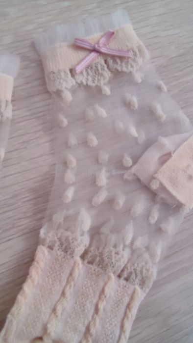 Beżowe piękne skarpetki siateczkowe z koronką 5-10 lat
