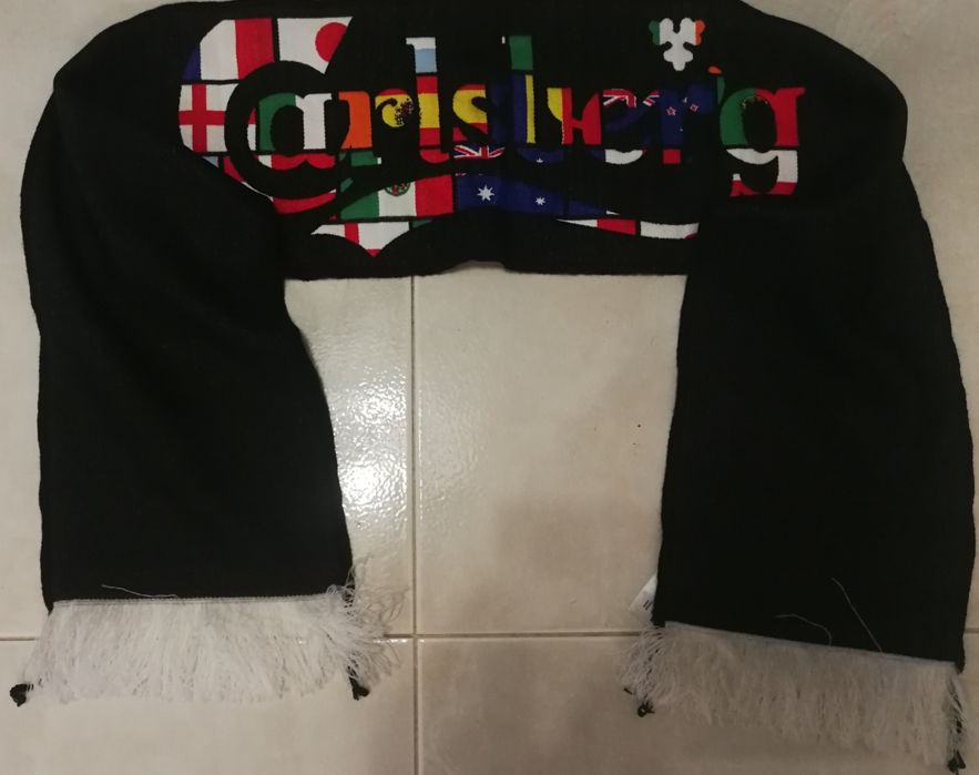 Cachecól Carlsberg com as bandeiras dos Países