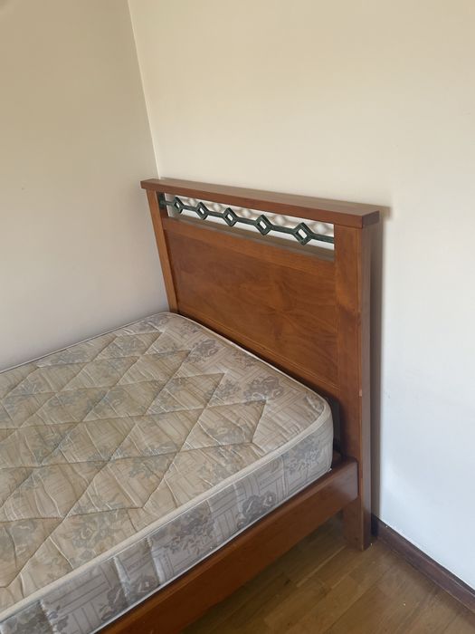 Cama de solteiro em madeira com colchão