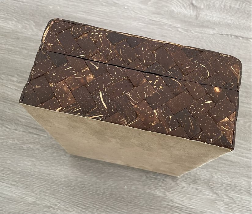 Caixa com côco embutido