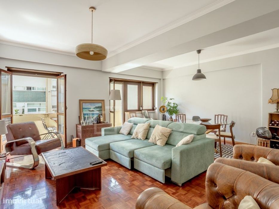 Apartamento T2 com varanda e elevador, em Oeiras.