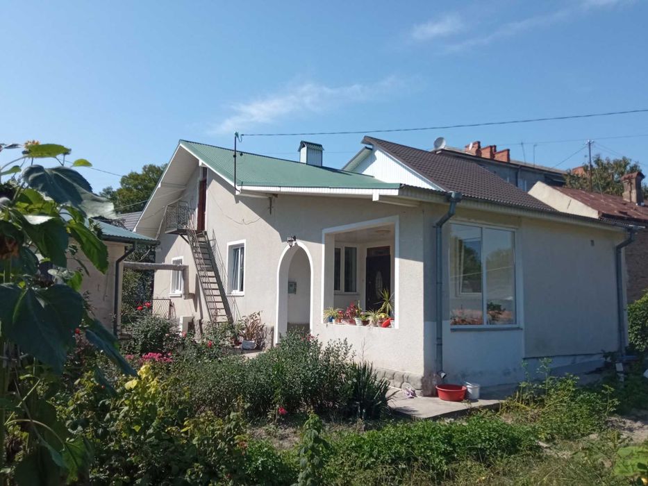 Будинок з літньою кухнею та ділянкою в центрі міста