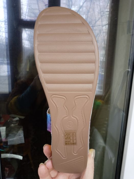 Яркие оригинальные лёгкие босоножки