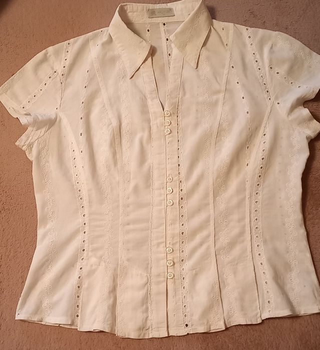 Blusa de verão branca, curta, em bordado inglês