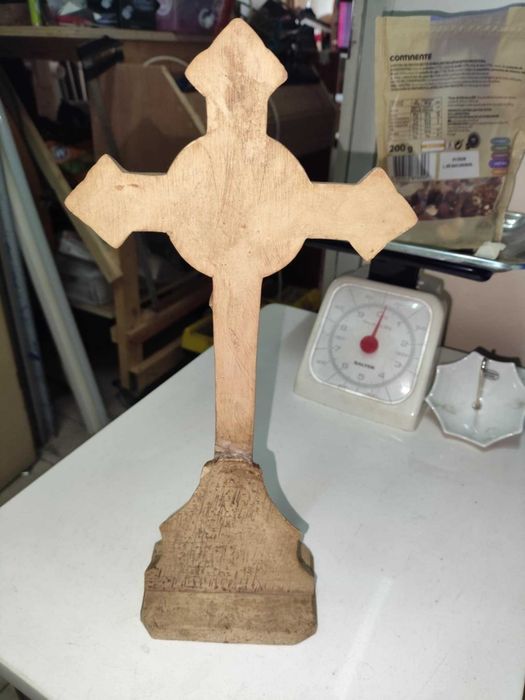 Cruz Alter Tradicional. Crucifixo de mesa antigo em gesso