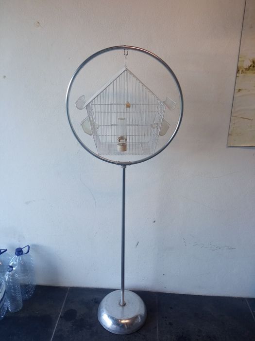 Gaiolas com tripé ou suporte