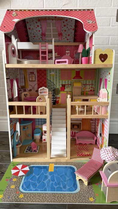 Ляльковий будинок з меблями