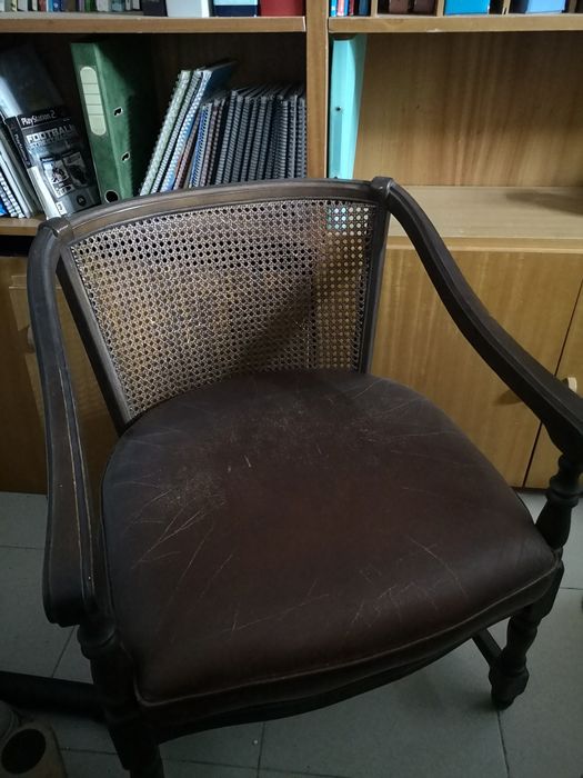 Cadeirão de couro e palhinha