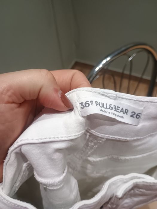 Białe spodnie rurki