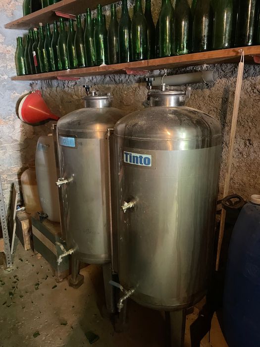 Duas cubas de vinho em inox