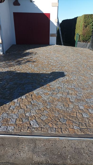 Pavimentações (calçada portuguesa) e obras públicas.