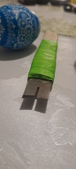 Nożyk  do skrobania jajek kroszonek.