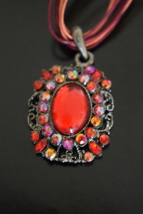 Naszyjnik z kolczykami z imitacją rubina