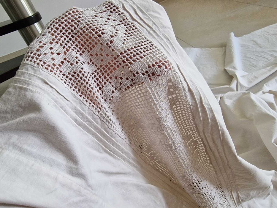 Obrus biały z haftem PRL