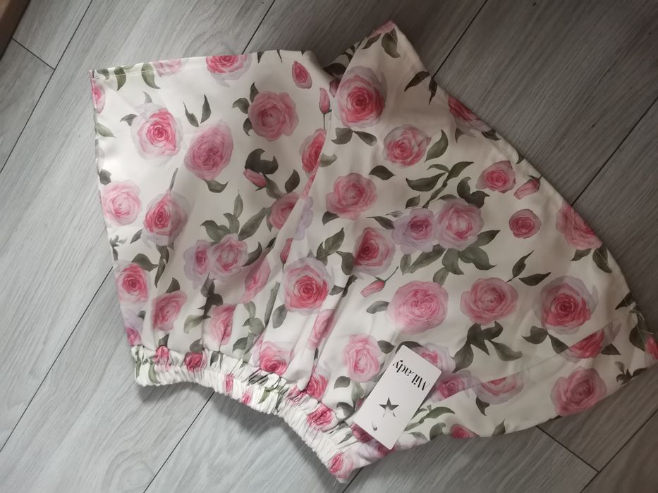Beżowe spódnico spodenki uniwersalny w różowe kwiaty eleganckie