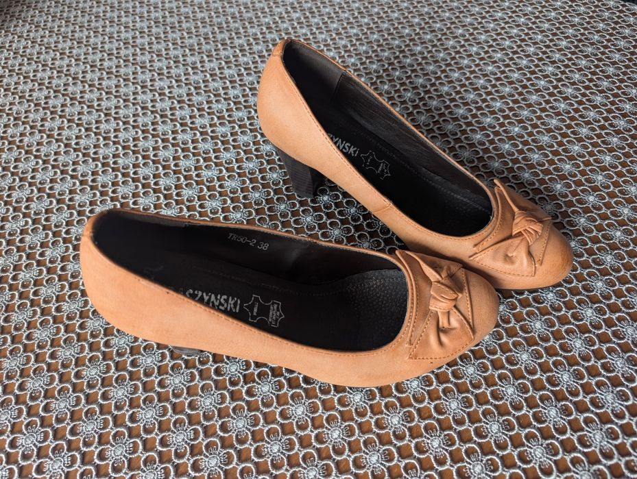 Sprzedam buty na obcasie 38