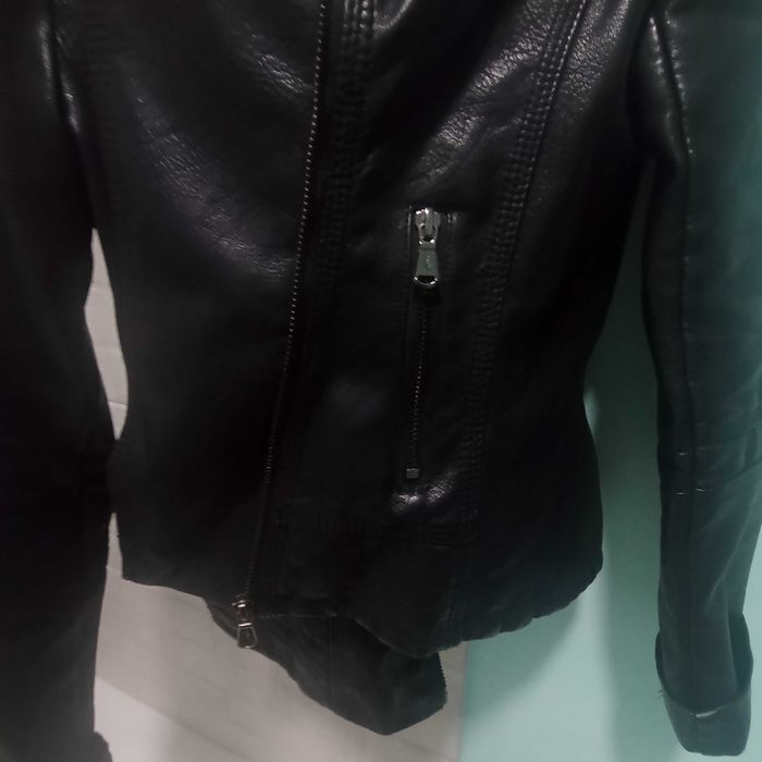 Шкіряна куртка для дівчини