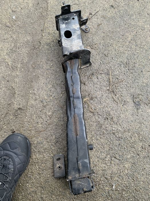 Продам боковий подрамнік Меган 4 ( правий)