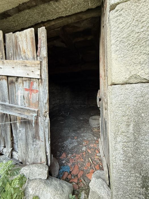 Casa em ruínas para reconstruir