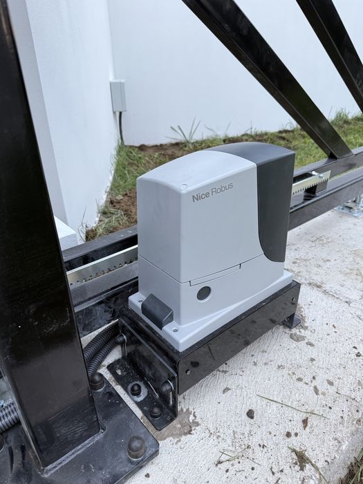 Automatyka napędy do bram dwuskrzydlowych i przesuwnych. Montaż.