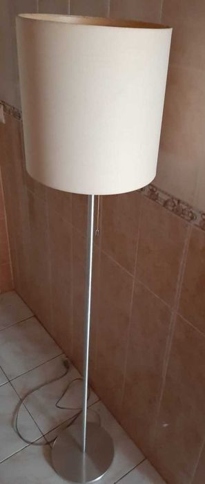 Candeeiro de pé  marca Eglo