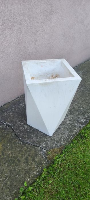 Duża donica z półką. osłonka
