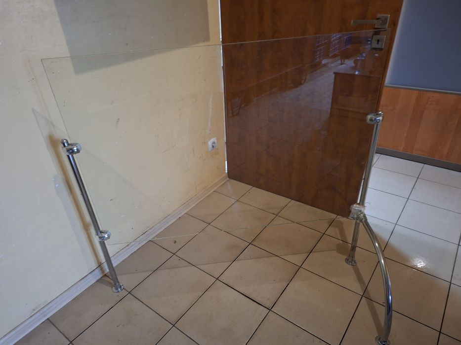 Osłona szklana na ladę sprzedazy miedzy sprzedawcą a klientem