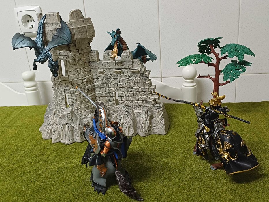 Muralha com 2 dragões  e 4 cavaleiros medievais e árvore