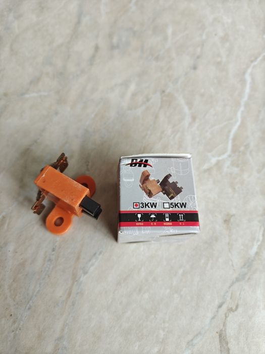 Щітки в корпусі для генератора