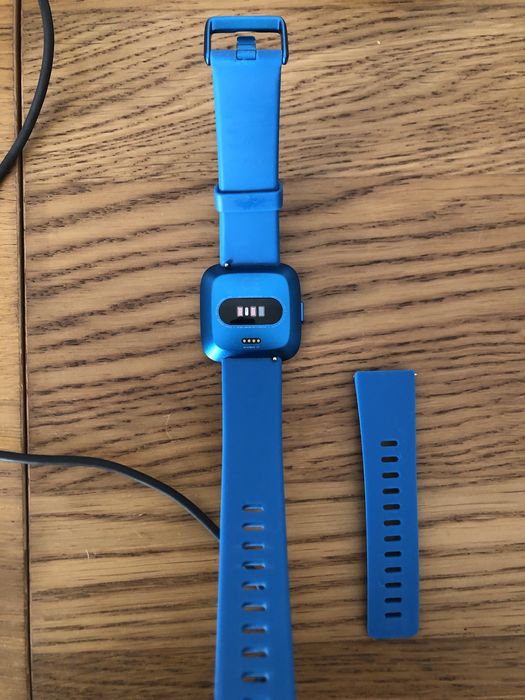 Relógio desportivo fitbit versa lite com gps.